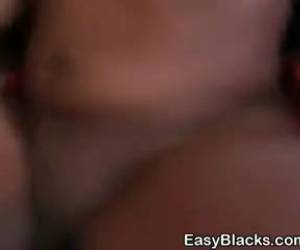 Un bellezón de piel tan negra como una noche sin luna pero con unos ojazos bellísimos, tanto como la felacion que realiza, un poco de sexo oral interracial nos gusta a todos y se demuestra con la gran mamada que le hace al tío que la coge de vez en cua