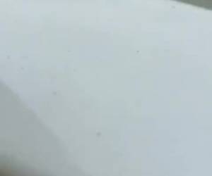 Pillados follando en la colchoneta Esta pillada la hace un albañil con su teléfono, está haciendo un trabajo en una casa particular cuando de repente por la ventana ve que están follando en la piscina encima de una colchoneta. Rápidamente lo graba con el telefono.
