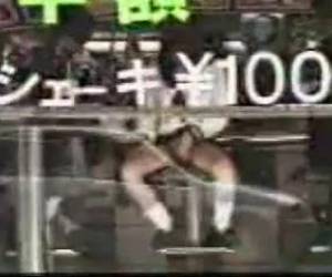 Chica japonesa masturbándose en un escaparate exhibiendose, extraños japos...