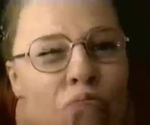 Ayyy qué cosita más linda y además con esas coletas
vaya vaya
!!! Cómo se lo monta aquí el colega que sendadita ahí en el suelo espera que él se le corra en toda la cara
menos mal que lleva esas gafas puesta porque seguro le mancha alguno de l