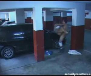 Pillados follando en el parking Pareja amateur pillados follando como cosacos en un parking aparentemente vacío. Posturas típicas, con gran agilidad por parte de la morenaza de tetas grandes, hasta acabar siendo un coitus interruptus por culpa de un usuario que elige el peor momento p