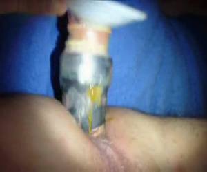 Menudo pedazo de dildo se dispone a meterse en el culo este tío, pues se lo mete todo entero, eso sí se lo preparó concienzudamente con un condon y suponemos que lo habrá lubricado, aunque después de un par de metidas observamos que se llena de caca
