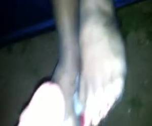 Una pareja amateur hace una parada en la carretera para que el chico se pajee y se corra sobre los pies de ella que tiene sus medias puestas. Fetichismo de pies en estado puro.