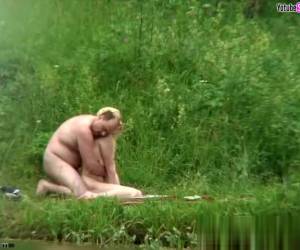 Espiando a pareja follando al aire libre El campo está lleno parejas lascivas que aman tener relaciones sexuales al aire libre. En este video tenemos a una que ha sido pillada primero la rubia haciéndole una felación y luego a 4 patas se la beneficia bien duro.