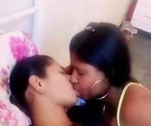 Beso pasional entre verdaderas amigas Dos tortilleras amigas latinas amateur se besan con mucha pasion con ganas de ir sa mucho más