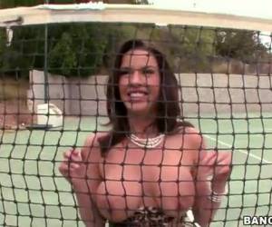 Una apasionada del tenis Esta morena macizorra adora el green y las redes del tenis, así que se pone cachondísima cuando le piden que muestre su culo y su coño en una de ellas. Desnuda sus tetas, apretándolas contra los cuadrados de hilo, agachada abierta de piernas, masturba