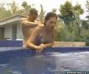 Follando a Brandi Belle en la piscina Que perspectivas tan bonitas en la piscina con la morbosísima pornstar Brandi Belle. Una postura que nos vuelve locos a todos a 4 patas, así la coge bien por los hombros para meterle caña a tope y darse los dos una follada grandiosa a pleno luz del dí