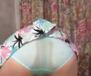 Meándose de gusto Sin quitarse la ropa y por puro placer esta guarrilla cachonda se mete en la bañera y se mea encima dejando sus bragas completamente empapadas.