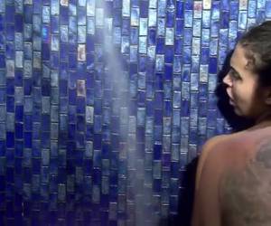 Quien no ha follado alguna vez cuando estaba en la ducho con compañía, esta parejita van a tener una escena de sexo delicioso. Los dos con espectaculares cuerpo, la piel decorada con sus tatuajes y con una polla tiesa a punto de estallarle de las ganas