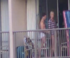 Pillados en el balcón Pareja que sale tranquilamente a mirar el paisaje en la mañana, después de una noche caliente de sexo desenfrenado, pero que aun no ha terminado de saciarse, comienza a meterse mano y a magrearse mientras el vecino de enfrente les graba a destrangis.