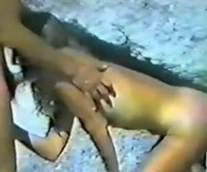 Pillados mamándosela en la playa Encantadora escena playera: la brisa marina soplando, las olas rompiendo contra las rocas y... ¡oh, sorpresa! un paisano con la polla tiesa y su mujer que se pone a mamársela sin pensarlo. Claro que si supiera que había un mirón cerca grabando la esce