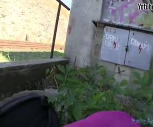 Solo por dinero esta joven pelirroja se ha dejado follar en un sitio publico . Casi les pillan los vecinos de un edificio y se han tenido que ir corriendo fuera a seguir con la follada a la calle terminando con una buena y gran corrida en el culo ..