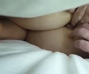 Un chochete dormido y un boli juguetón Mientras ella duerme plácidamente desnuda, el se dedica a jugar con su agujero metiéndole un boli o abriéndolo para mostrarnos lo jugoso y delicioso que es su coño rasurado.