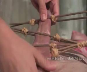 Hombre amante del sado Vídeo ideal para los amantes de las sesiones de sadomaso mas extremas. Pinzas, golpes, ataduras, bondage y sexo sucio y duro para gozar de lo más bizarro de la sexualidad.