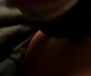 Menina horny carneiros uma garrafa de vinho na buceta dela. primeiro, ela tem toda a garrafa vazia, e agora ela para em seu bichano molhado.