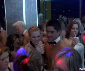 entre la multitud de mamadas de chicas bailando sexy algunas de las chicas en la dura polla de una stripper, un individuo es en la boca follada.