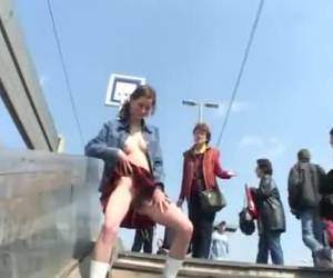 Homens fazemlo muitas vezes, urinar em público. as mulheres menos, porque eles são, então, mais expostos. este excêntrico colegial achei tão excitada. seu bichano e seios pequenos nuas mijando substancial feixe de xixi quente enquanto transeuntes às