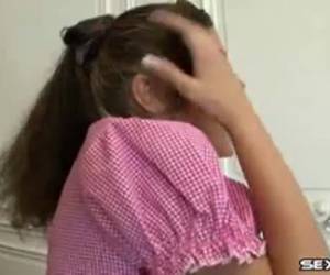 o que parece bonito em sua roupaderosa. ele tem o senso de ser esta menina bonitinha anal a desflorar. e depois a garota dele boquete de pau duro ele vai foda anal menina horny.