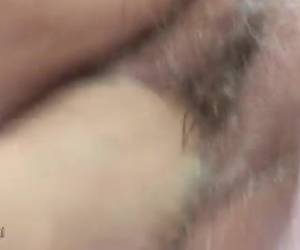 Sua filha decide a mãe dela, uma mão amiga. ela faz seu punho no molhado e fode sua mãe whiteh o braço dela metade.