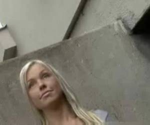 o que você faria se uma câmera de whiteh cara pede seus seios mostrar por 50 euros? esta senhora tem whiteh sem problemas e mostrando seus peitos agradáveis