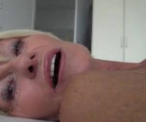 vovó tesão se deixa filme enquanto ela está lentamente despirse e seu bichano velho masturbarse.