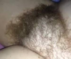 esta chica tiene una piel que cultiva en su pueblo dispuesto en línea. ella acariciaba a través de su vello púbico. para el amante de un coño peludo.
