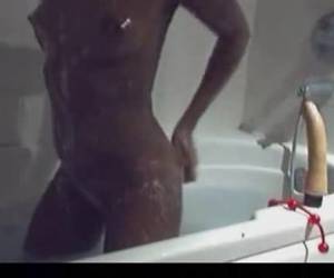 o que uma garota sexy webcam preto. um corpo perfeito, whiteh firmes seios e uma buceta careca. eles o corpo com tesão em de sabão, enquanto ela está no banho e ver o vibrador está pronto.