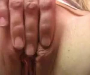 se tesão adolescente, aprender a ser mais silencioso possível às escondidas para se masturbar. esta loira com tesão puta enquanto ela fingerfucks a buceta no banheiro e filmes isso agora mesmo.