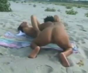 na sua gaiola, 69 lambe o casal de lésbicas com tesão juntos na praia, enquanto ao redor as meninas horny tem alguns meninos que estão assistindo sua subtração de pau duro até que cum.