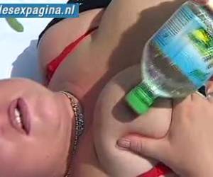 Então manteiga com tesão é este whiteh senhora excitada sozinha no jardim para jogar após um pouco de trabalho de dedilhado, ela quer algo mais em sua boceta molhada embebendo a sentir por uma garrafa de água para ver se vai caber.