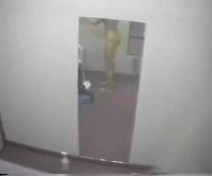 um voyeur real vídeo. esgueirarse olhar como a menina mudando no provador. ela não tem o que ela está sendo filme.