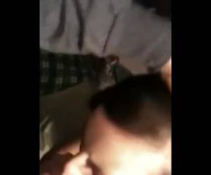 essa garota com tesão quer dela primeira boca cheia de esperma lickore eles podem comer. primeiro boquete de ff.