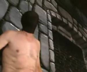 Este homem encontra prazer estar em seu bolso para ser expulso. ele é extremamente submisso.