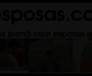 Video porno amador com homem Alargando o cu da esposa loira muito gostosa. Essa delicia de mulher está mascarada dando de quatro bem gostoso para o maridão