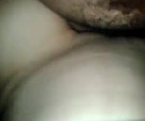 Safadinha de saia super greluda abriu as perninhas e estava sem calcinha mostrando o grelo inchado para pirocudo duro que rasgou sua xoxota molhada