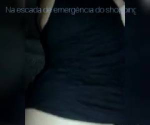 Comendo a safada na escada do apartamento, a amadora deliciosa toda escultural pagando chupeta com muita voracidade deixando pênis duro para entrar na