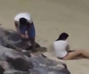 Caiu na net belo vídeo de flagra de sexo com casal tirando uma na praia. Porno buceta tv com pilantra comendo a namorada na areia da praia de