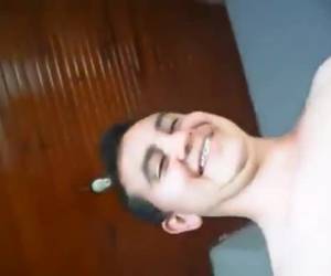 Novinha morena bem magrinha batendo uma pro namorado e levando gozada, a cachorrinha peladinha sentada na cama estimula o pau do pilantra que vai