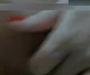 Loira gostosa bronzeada na frente da cam mostrando os peitos lindos com marquinhas de biquíni, essa gostosa deliciosa se exibindo na webcam tira o seu
