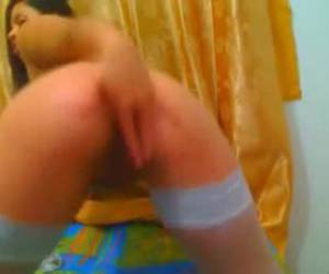 Safadona morena bem cavaluda se masturbando feito uma louca na frente da webcam, ela ta com as tetas durinhas de tesão e sua buceta tava pegando fogo