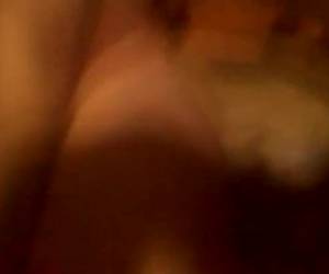 Homem chupando buceta da sobrinha safada, roludo coroa entra no quarto da vadia e obriga tesuda a ficar peladona para cair de boca na vagina, fazendo