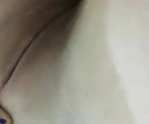 Gordona safada ficou masturbando sua xoxota com um piru de borracha na frente da webcam doidinha para aparecer algum tarado por gordas e dizer que
