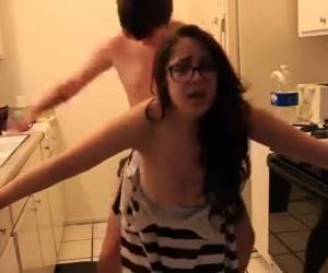 Tv buceta mostrando casal fodendo na cozinha. Vídeo pornô delicioso mostrando um casal safadinho fodendo na cozinha onde a dona de casa fica de quatro