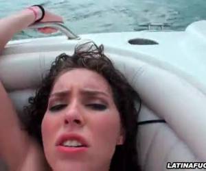 Comendo a namorada gostosa no barco, filme porno de moreninha tesuda saiu num passeio de barco com seu namorado tarado e eles resolveram trepar ali mesmo em