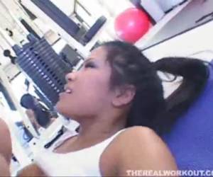 Branquinha sexy malhada liberando o seu bucetÃ£o gostoso se derretendo de prazer, branquinha com belos peitos durinhos e um bumbum sensacional tomando pica na