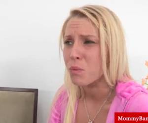 Video porno que mostra essa coroa gostosa que realiza sua fantasia de dar sua bucetinha pro genro, puta madura loira muito gostosa deixando o genro foder sua