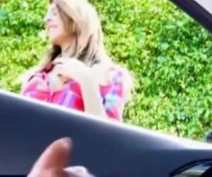 Restar los hombres que están en el coche, mientras que es una puta, mira, uno de los hombres en sus bolas aplastados hasta que echa en chorro ready.men que están en el coche, deducirlo como una mirada de ramera
