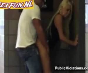 violações públicas este casal começa whiteh oral sexo, muito sexo duro no expôs ao público, ela dálhe sexo oral