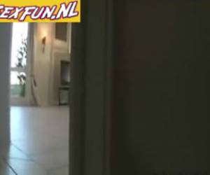 o vizinho é super inveja do cara ao lado dele. este homem fode a mulher por toda a casa, e o vizinho tem sua câmera pronta para o filme de shoot.secretly de loveking com o vizinho