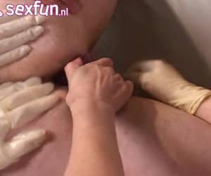 o mastubate quatro putas da whiteh anal do homem vibradores e um vibrador e puxeo fora, até que ele começa a squirt.de quatro putas mastubate o homem anal e retirálo